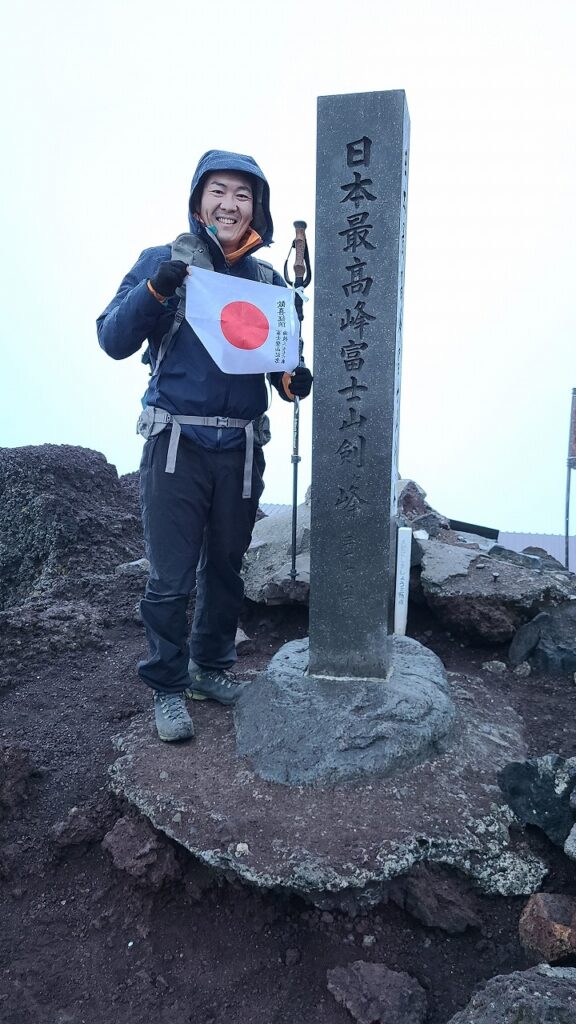 富士山山頂 剣ヶ峰 石碑 記念撮影