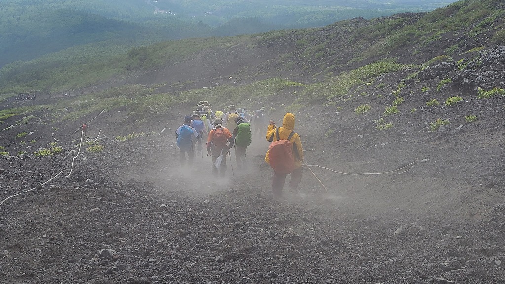 富士山　須走ルート下山道　砂走りで砂ぼこり発生