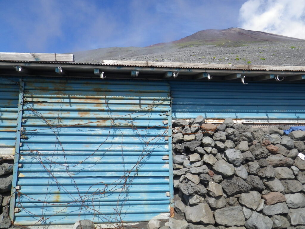 御殿場ルートを登った時に撮影した旧　新六合目の山小屋