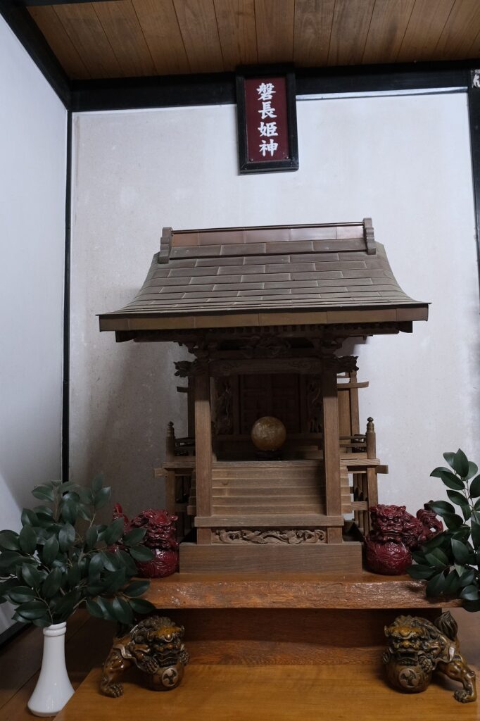 新屋山神社　本宮