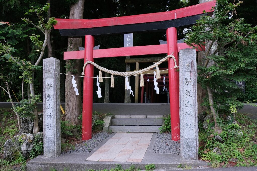 新屋山神社　本宮