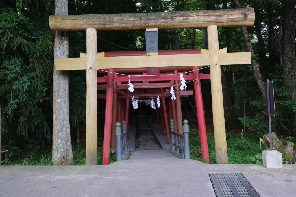 新屋山神社　本宮