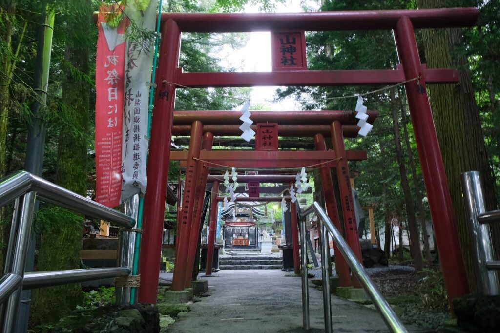 新屋山神社　本宮