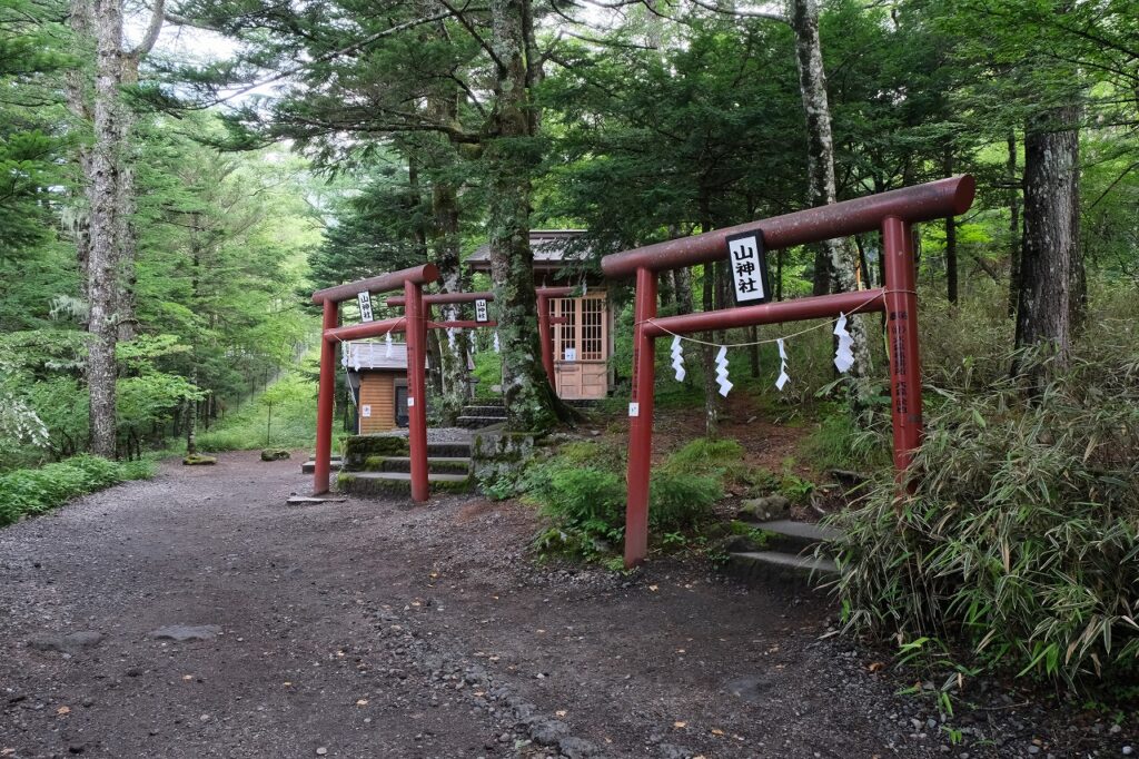 新屋山神社　奥宮