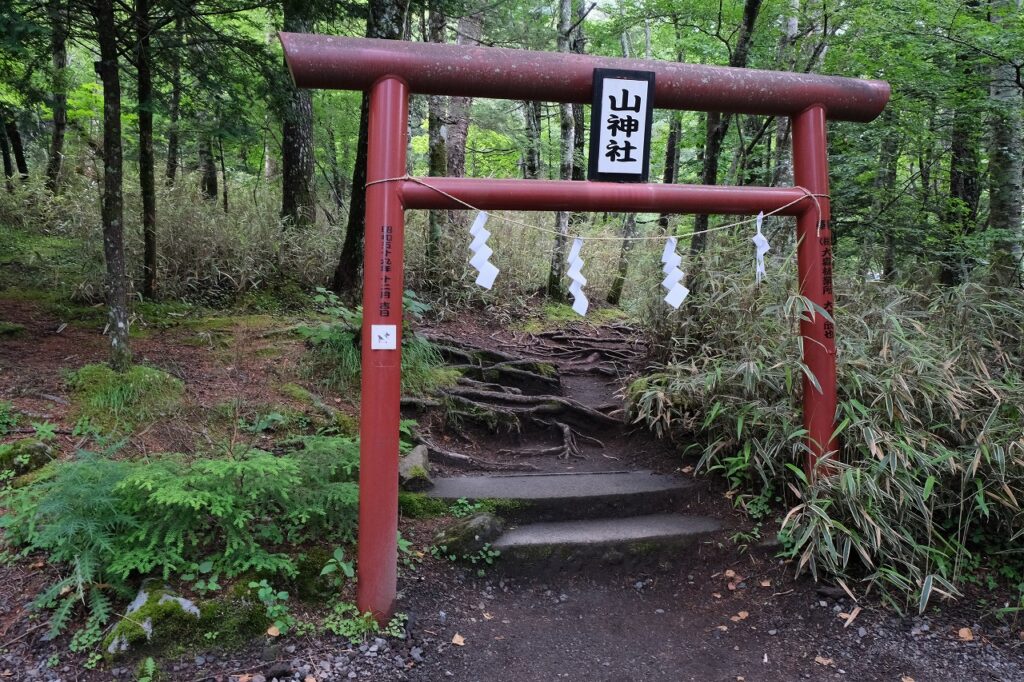 新屋山神社　奥宮